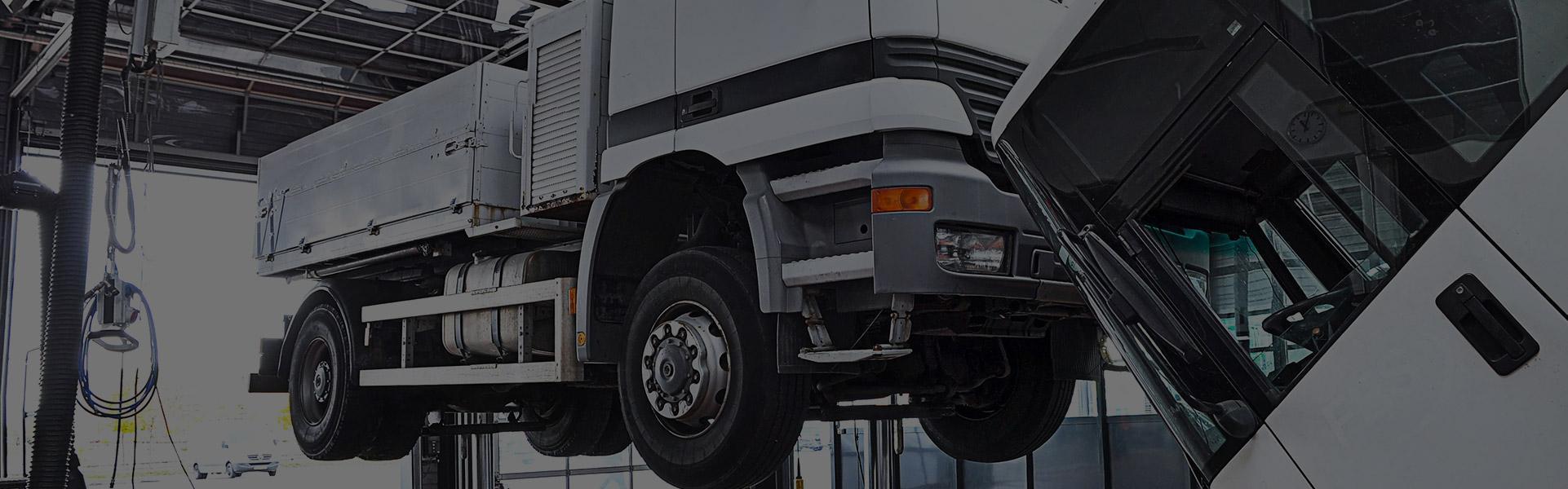 samochód ciężarowy w warsztacie